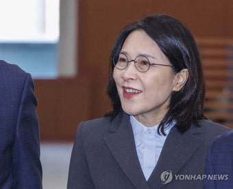신임 장관 취임식 입장하는 강인선 외교부 2차관