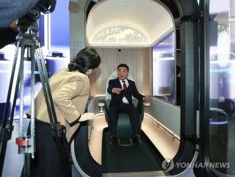 CES 현대자동차 부스 관람하는 김두겸 울산시장