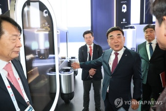 CES 현대자동차 부스 관람하는 김두겸 울산시장