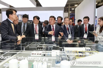 CES 현대자동차 부스 관람하는 김두겸 울산시장