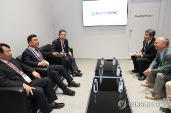 CES HD현대 부스 방문한 김두겸 울산시장