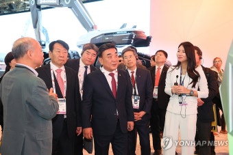 CES HD현대 부스 방문한 김두겸 울산시장