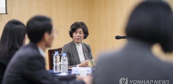 업무 보고받는 강정애 장관