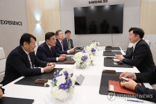 CES 삼성SDI 전시장 방문한 김두겸 울산시장