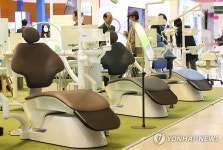 치과개원전문박람회에 전시된 유니트 체어들