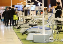 치과개원전문박람회에 전시된 유니트 체어들