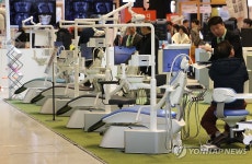 치과개원전문박람회에 전시된 유니트 체어들