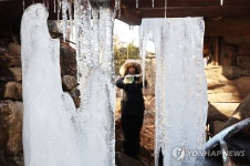 고드름 달린 물레방아