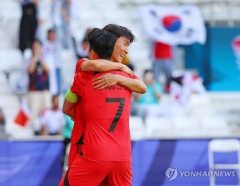 손흥민과 포옹하는 황인범