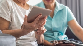 65세 이상 어르신, 스마트폰 써도 절반 이상은 앱 설치 못 해