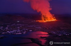 [월드&포토] 아이슬란드 화산 분화…마을 덮친 용암