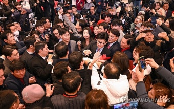 당원들과 인사하는 한동훈 비상대책위원장