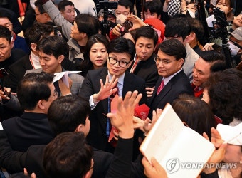 당원들과 인사하는 한동훈 비상대책위원장