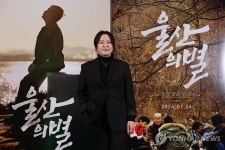 포즈 취하는 김금순