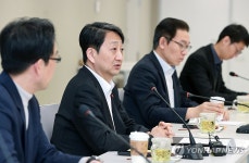 반도체 설계 전문기업 방문한 안덕근 장관