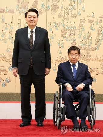윤석열 대통령, 유철환 권익위원장 임명장 수여