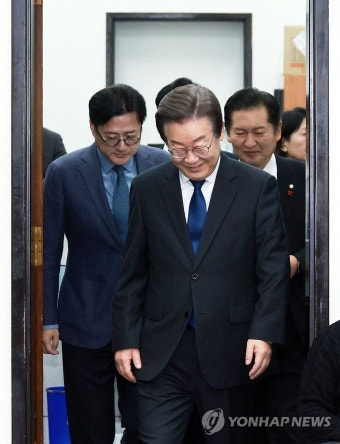 최고위원회 참석하는 이재명-홍익표