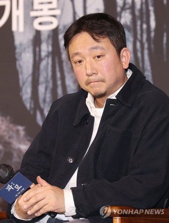 질문 듣는 장재현 감독