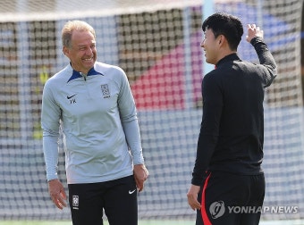 이야기 나누는 클린스만 감독과 손흥민