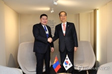 한덕수 총리, 다보스에서 몽골 총리와 회담
