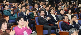 한동훈 비대위원장 발언에 '박수'