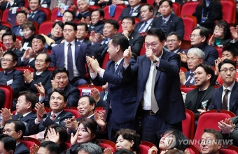 전북특별자치도 출범식에서 엄지척하는 윤석열 대통령