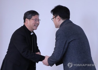 홍익표 원내대표, 천주교 서울대교구장 정순택 대주교 예방