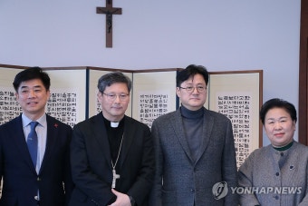 홍익표 원내대표, 천주교 서울대교구장 정순택 대주교 예방