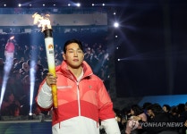 성화 봉송하는 윤성빈