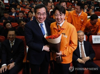 악수하는 이준석-이낙연