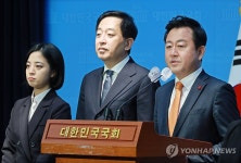 검찰 개혁 관련 정책 발표하는 김용남 정책위의장