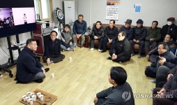 경로당서 주민과 대화하는 최원철 공주시장