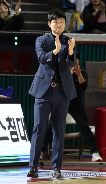 팀 득점에 박수 치는 강혁 감독대행