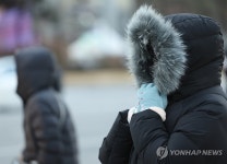 옷을 여미고 여며도 추운 날