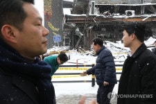 서천 시장 화재 현장에서 만난 윤석열 대통령과 한동훈 비대위원장