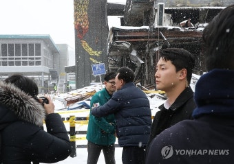인사하는 윤석열 대통령과 한동훈 비대위원장