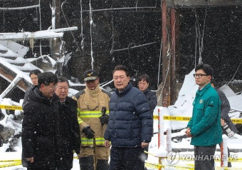 윤석열 대통령, 한동훈 비대위원장과 함께 서천 시장 화재 현장 점검