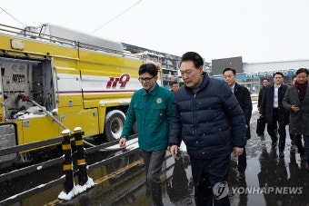 함께 서천시장 화재현장 점검하는 윤석열 대통령과 한동훈 비대위원장