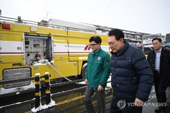 함께 서천시장 화재현장 점검하는 윤석열 대통령과 한동훈 비대위원장