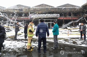 함께 서천시장 화재현장 점검하는 윤석열 대통령과 한동훈 비대위원장