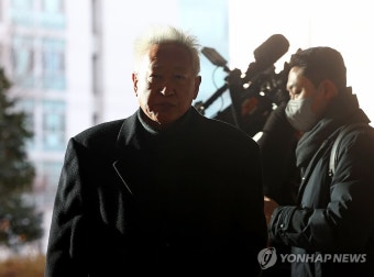 '위안부 매춘 발언' 류석춘 1심 선고 공판 출석