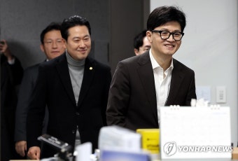 당직자들에게 인사하는 한동훈 비대위원장