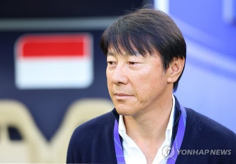 경기 시작 기다리는 인도네시아 신태용 감독