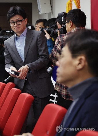 김경율 바라보는 한동훈