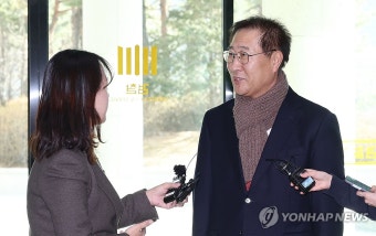 취재진 질문에 답하는 박성재 법무부 장관 후보자