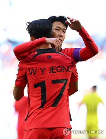 손흥민과 포옹하는 정우영
