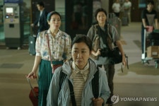 [주말극장가] 보이스피싱 조직에 맞선 추적극 시민덕희 흥행몰이
