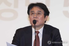 인사말하는 김홍준 원장