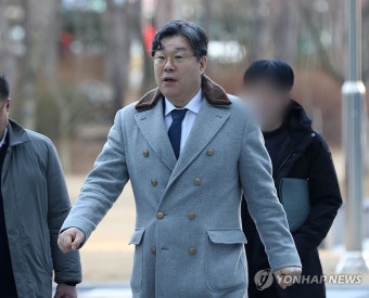 보석 후 첫 공판 출석하는 김성태