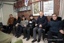 이상민 장관, 설맞이 노인정 방문 격려